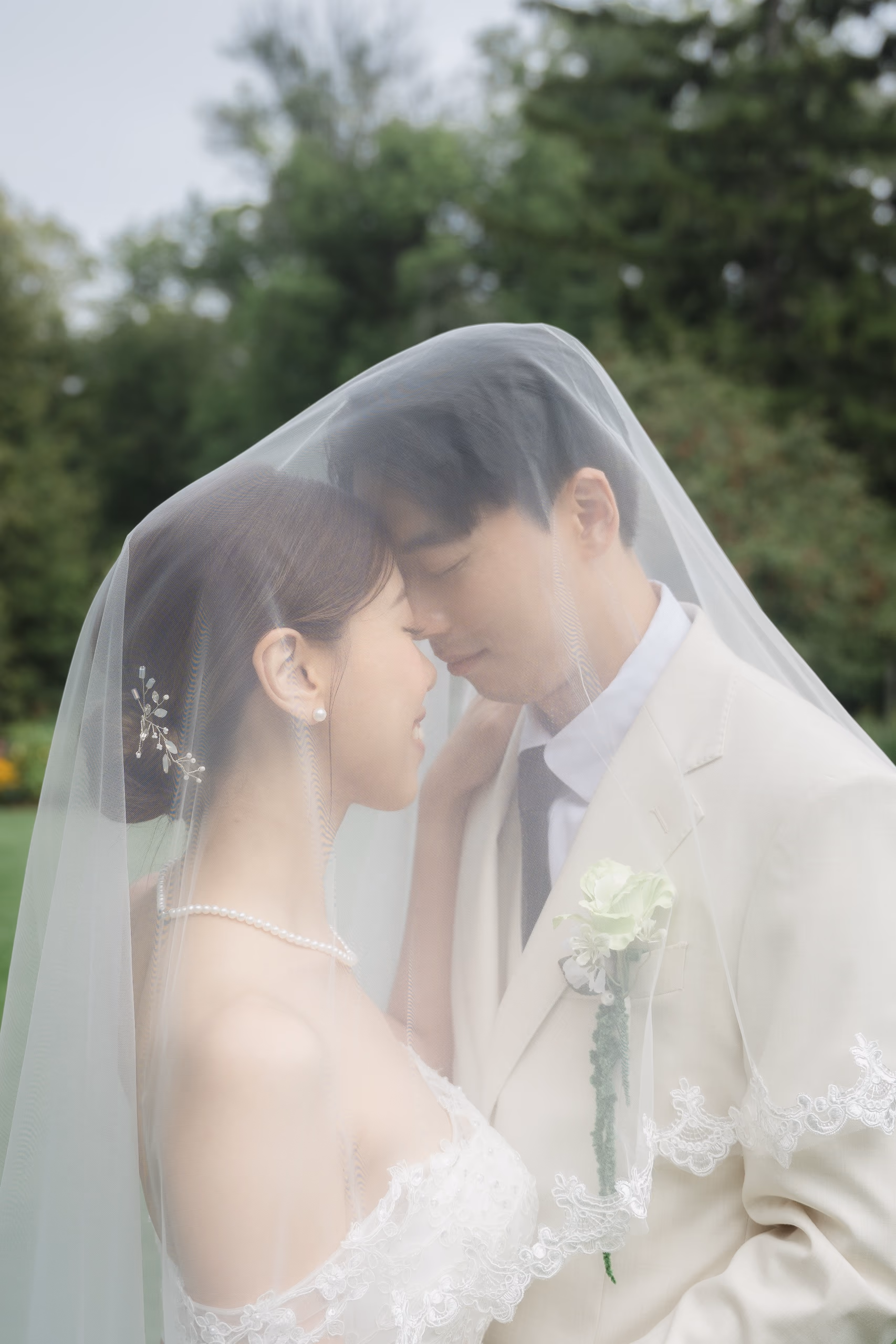 Josie and Nelson under the veil at Guild Park, photographed by AD Photography