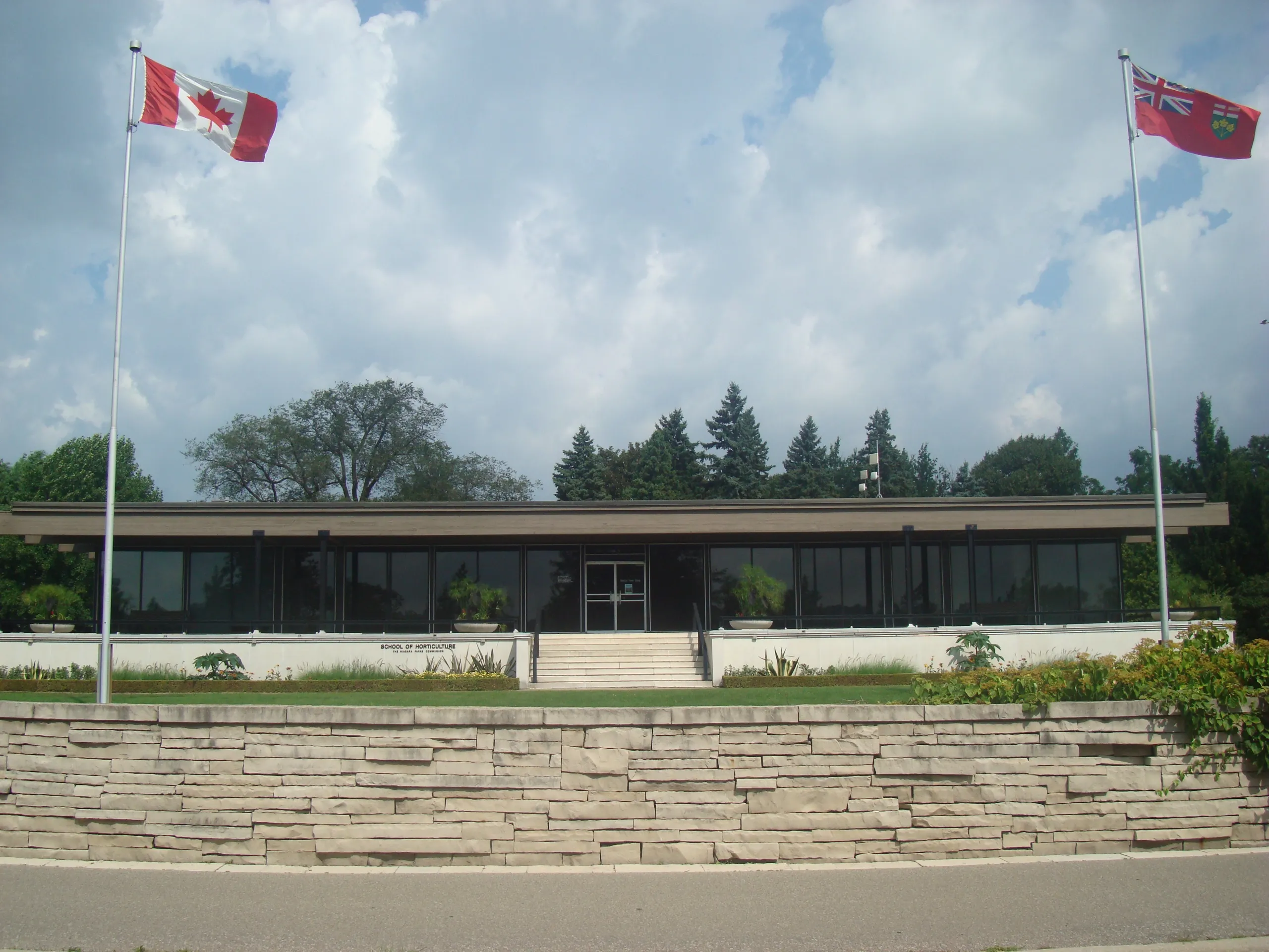 Niagara Parks Botanical Gardens, Toronto pre-wedding and engagement photography location in Niagara Falls, Niagara Parkway